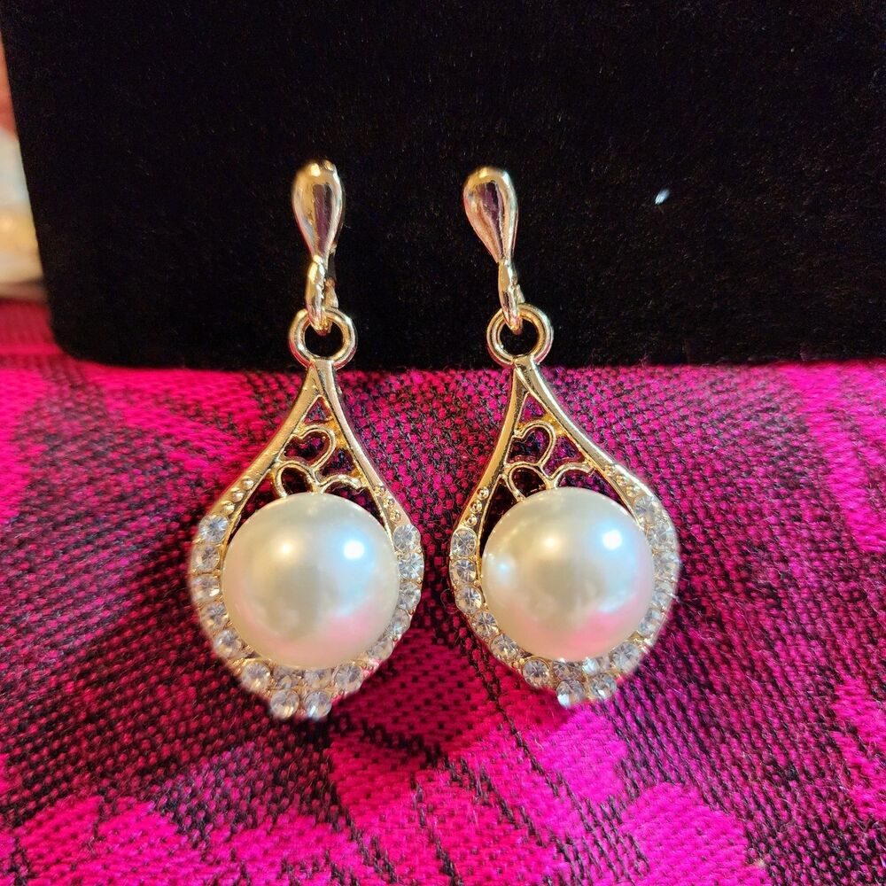 Gold Tone Teardrop Pearl Rhinestone Dangle Earrings. NWOT.